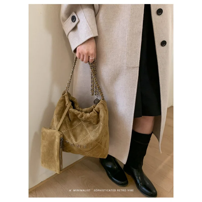 กระเป๋าถือสตรีทำจากหนังลายดาว โดดเด่นด้วยลุคโอสโลที่ทันสมัย น้ำหนักเบา นุ่มสบาย ใช้ได้ทุกวัน ​