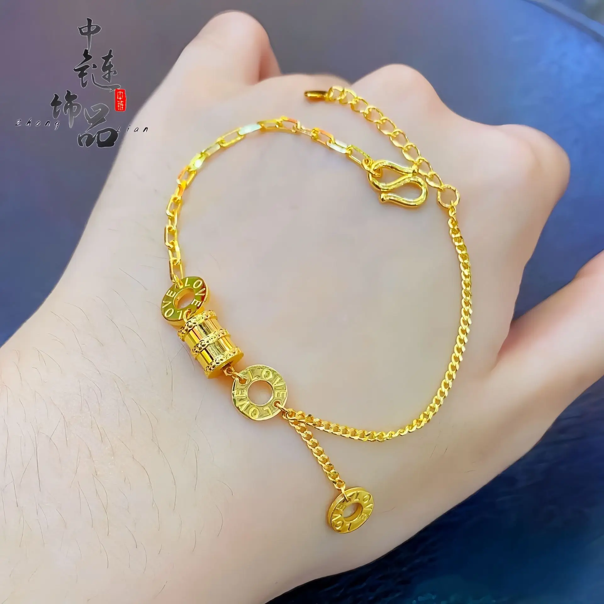 9999 gold dazzling waist bracelet for women with simple and elegant style. Double-chain handchain with light and shadow effect.