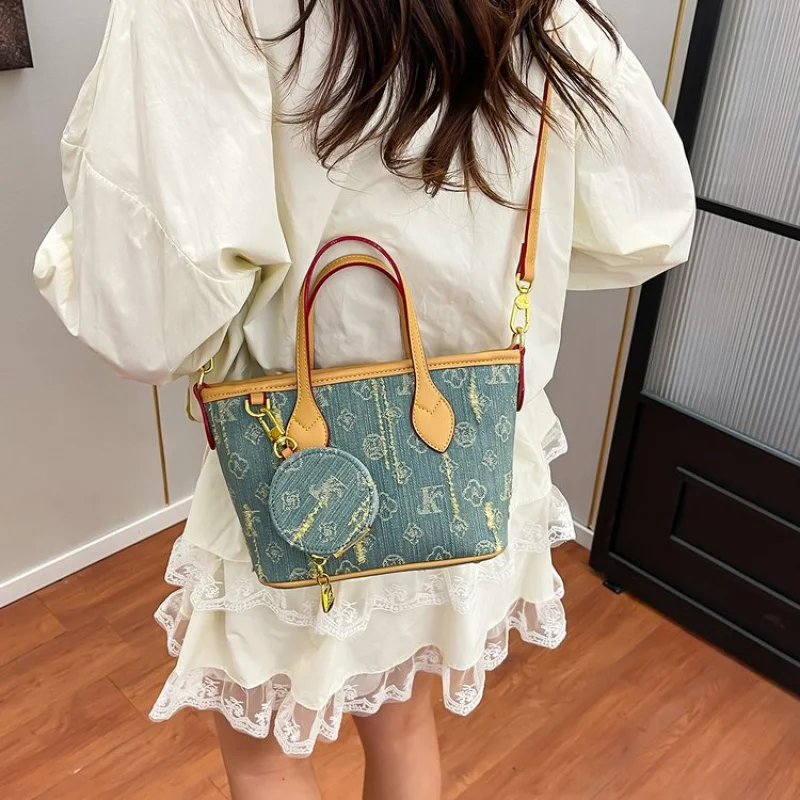 

Famous Designer Shoulder Bag For Ladies, High-Quality Leather With Decorative Buckle, Elegant And Versatile For Any
