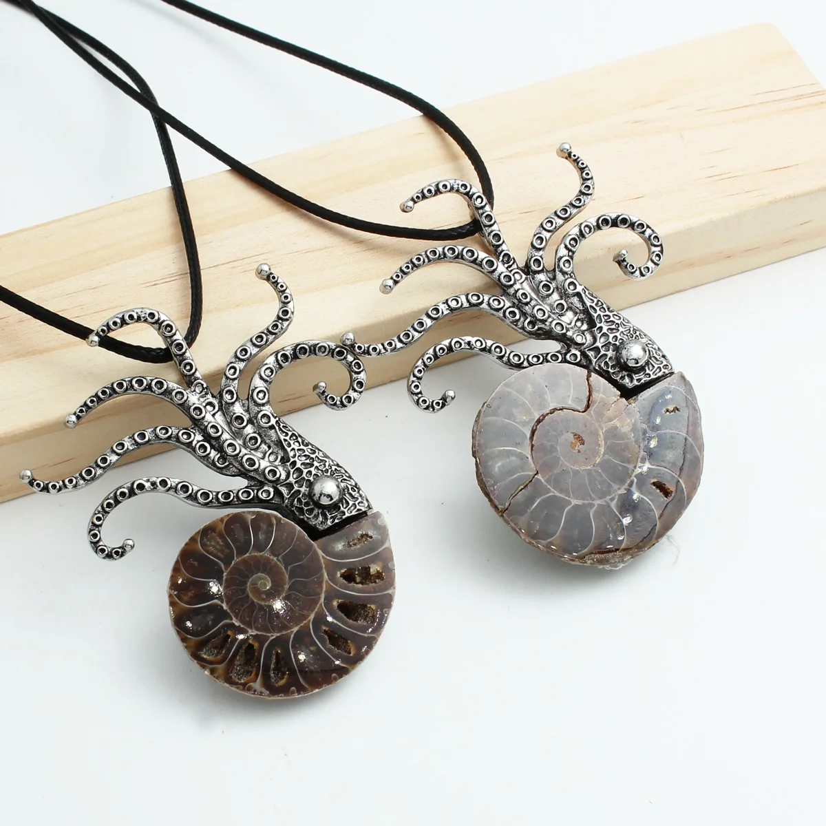 

40x67x9-55x65x9mm natural conch brooch pendant with two styles of jewelry and accessories DIY production