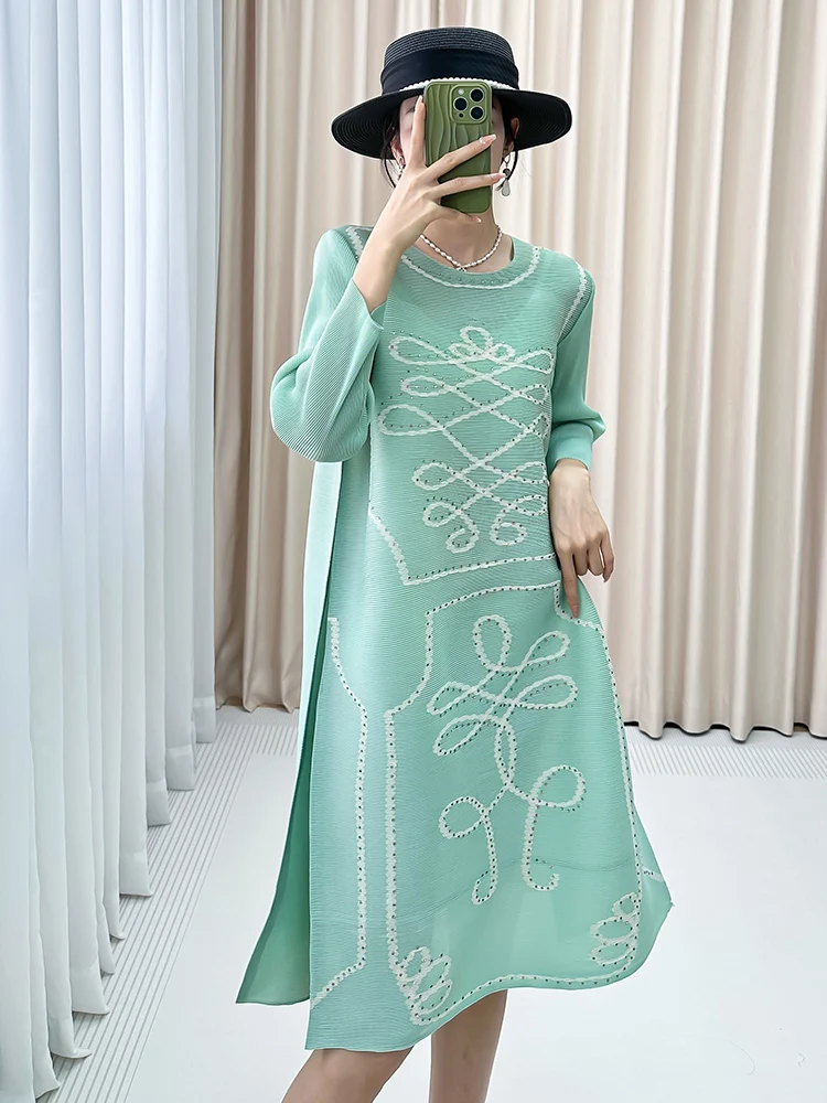 

Элегантное женское шелковое платье прямого кроя средней длины с круглым вырезом, расшитое бисером, для офиса и повседневной носки