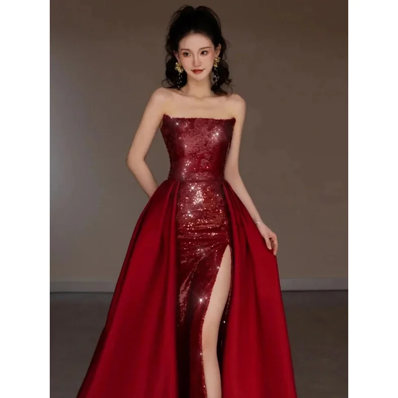 Abito da tostatura, sensazione di fascia alta della sposa, abito da sposa senza spalline, abito con paillettes rosse, banchetto di fascia alta dell'ospite, gonna lunga con strascico