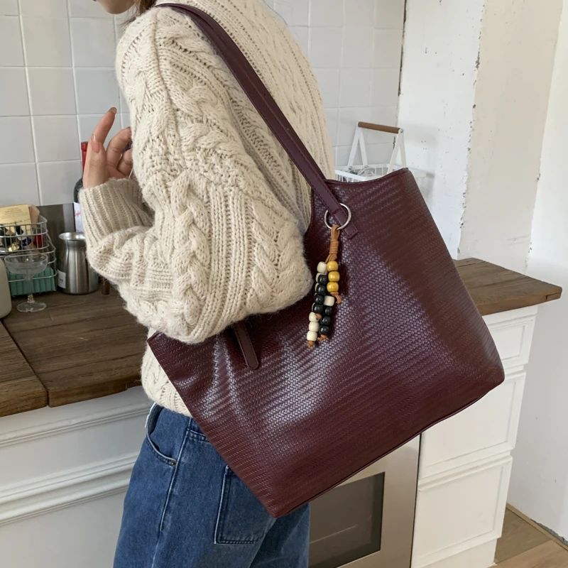 حقيبة يد نسائية أنيقة من الجلد، حقيبة يد كروس بتصميم عصري، حقيبة كتف فاخرة، مظهر كلاسيكي أنيق