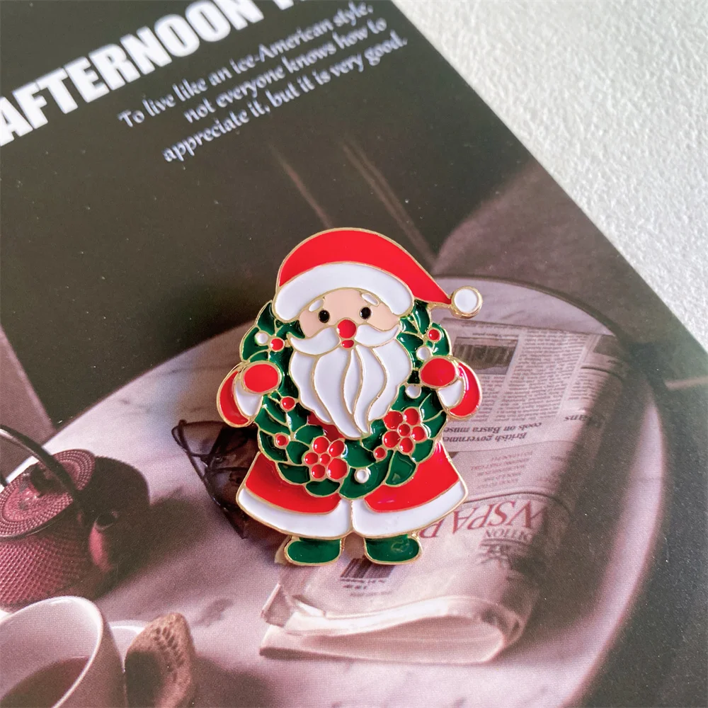 

Christmas Dripping oil Santa Claus Brooch For Men And Women Fashion Metal Cute Enamel Pins Badges Decoration Jewelry Accessories