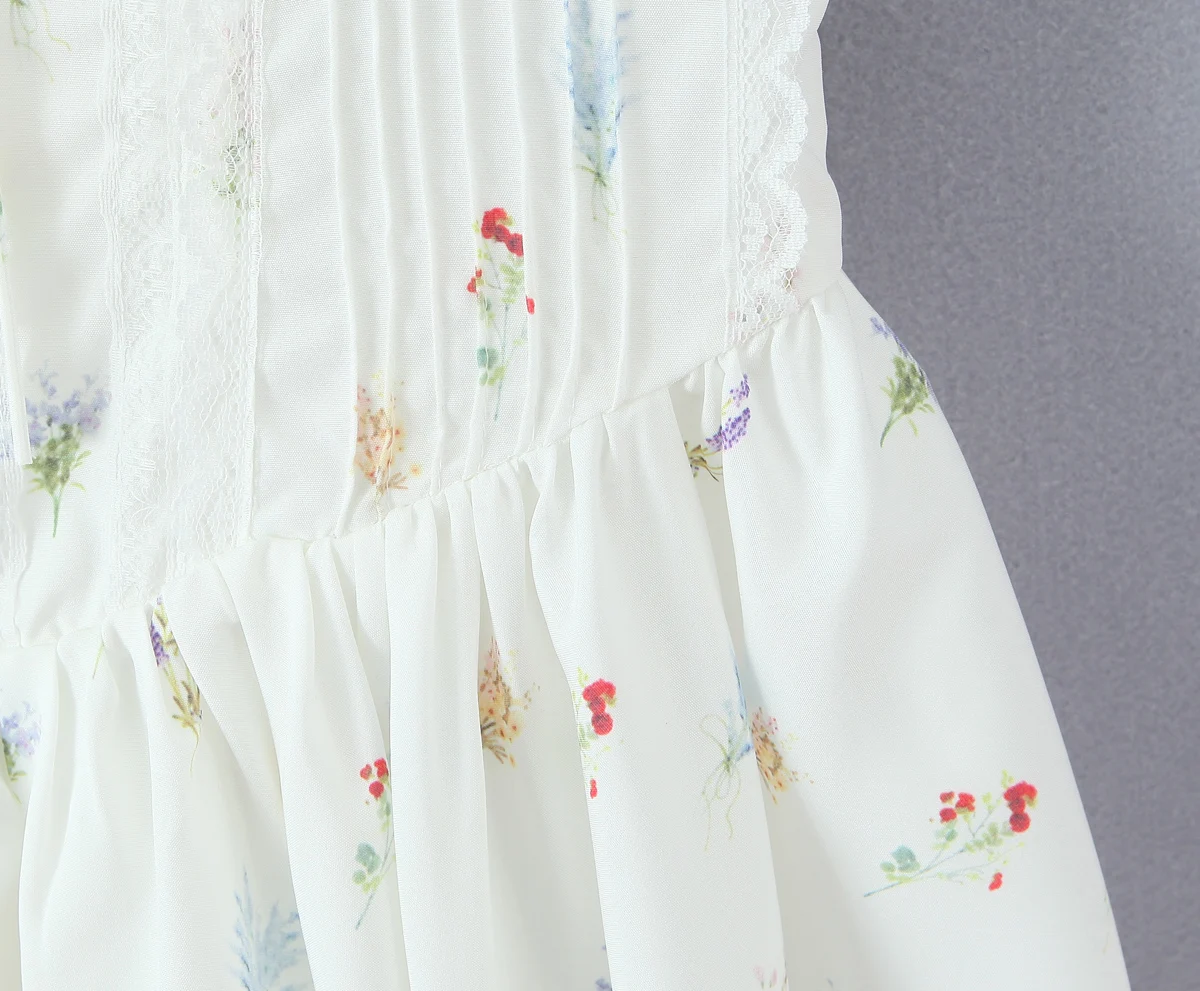 甘い花柄プリントとレースを組み合わせた、胸元にギャザーが入ったミニ丈のスリングドレス。女性用、クロスバックで紐を結ぶ、ローウエストのAラインスイングタンクドレス。