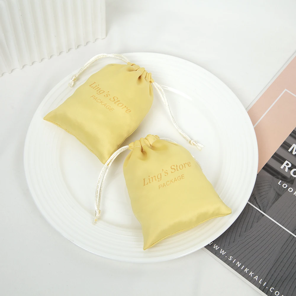

100Pcs Custom Logo Silk Satin Jewelry Drawstring Bag Wedding Favors Candy Chocolate Tea Coffee Cosmetic Wig Gift Packaging Pouch