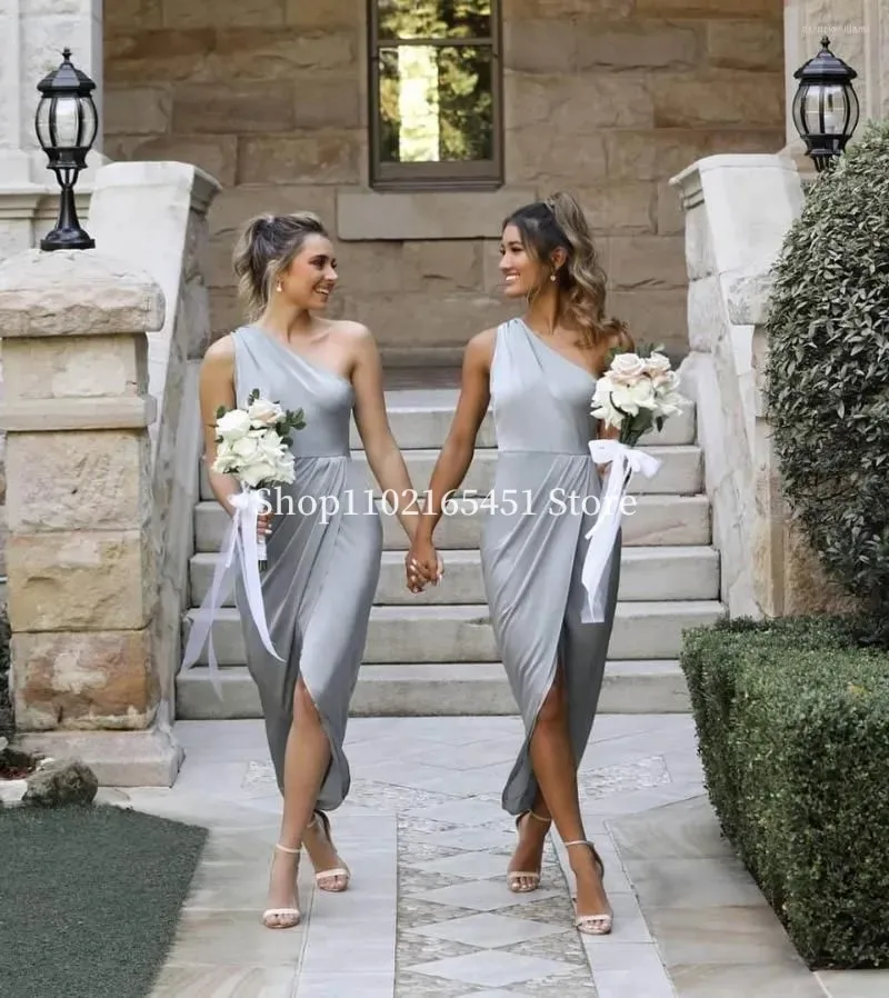 

2023 Silver Grey Bridesmaid Dresses One Shoulder High Low Chiffon Front Slit Ruched Sleeveless Custom Made Plus Size Maid of Hon