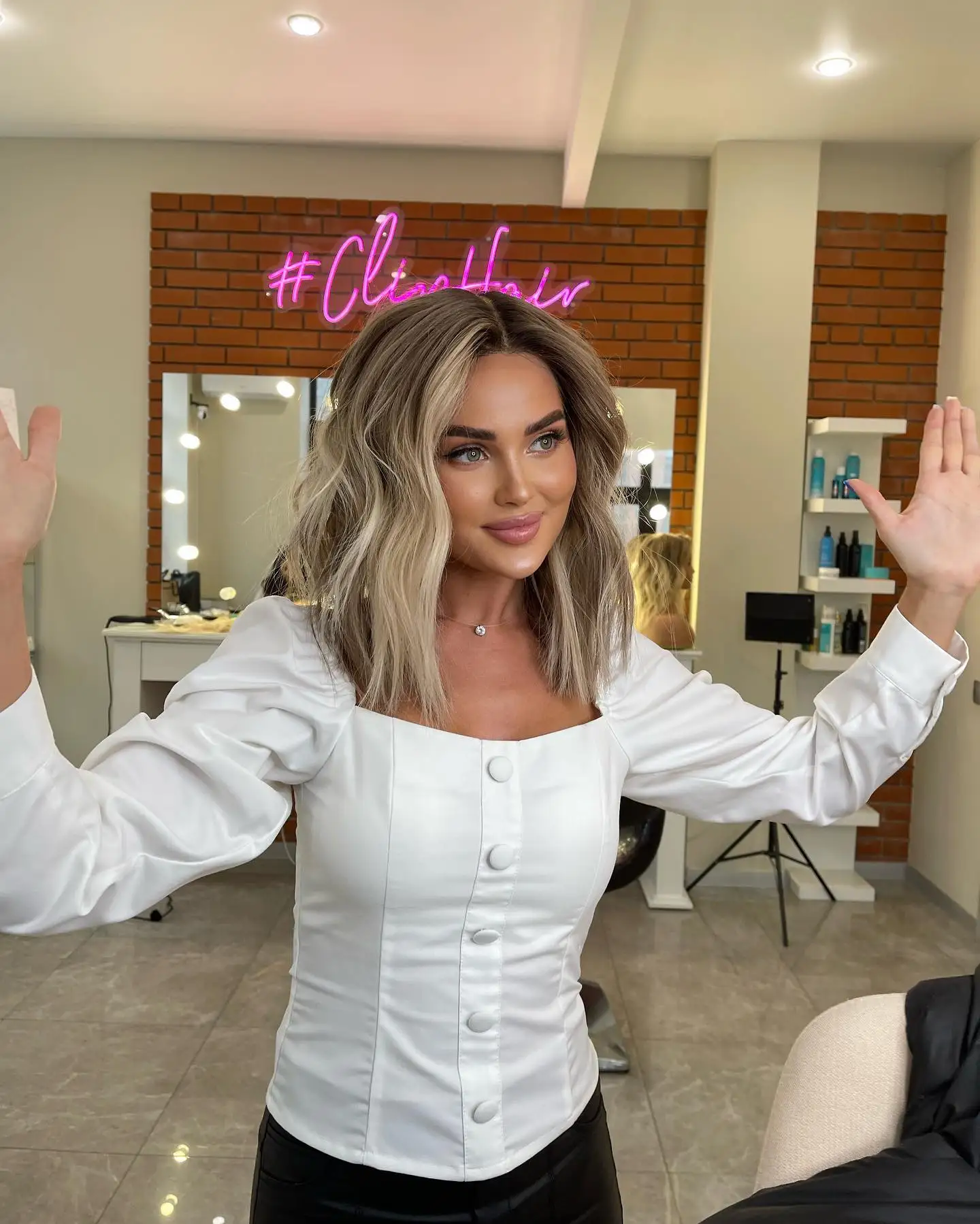 

Объемная волна Средняя часть Синтетический парик фронта шнурка Пепельно-русый Коричневый Короткий пепельный парик Мягкая естественная линия волос Термостойкий синтетический парик