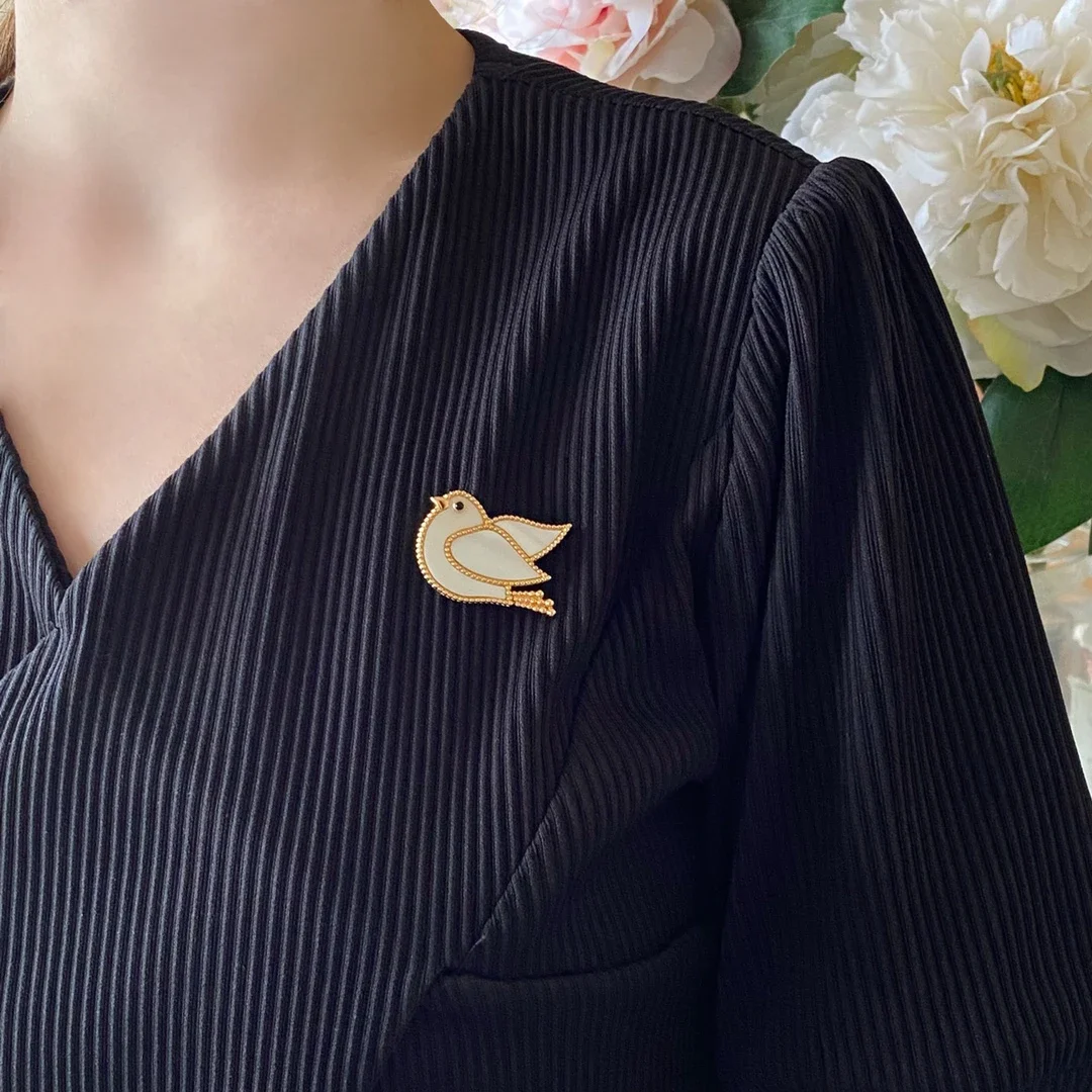 プレミアムデザイナー滑り止めコサージュ - パール装飾安全ピン エレガントなシャツホルダー 彼と彼女への豪華な贈り物