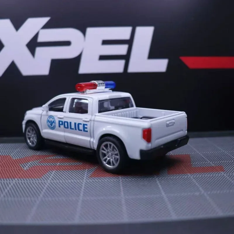 1: 32 Toyota Tundra Ford Raptor Captador Modelo de carro de polícia Modelo de carro de liga Som e luz Potência Brinquedo infantil Presente de aniversário