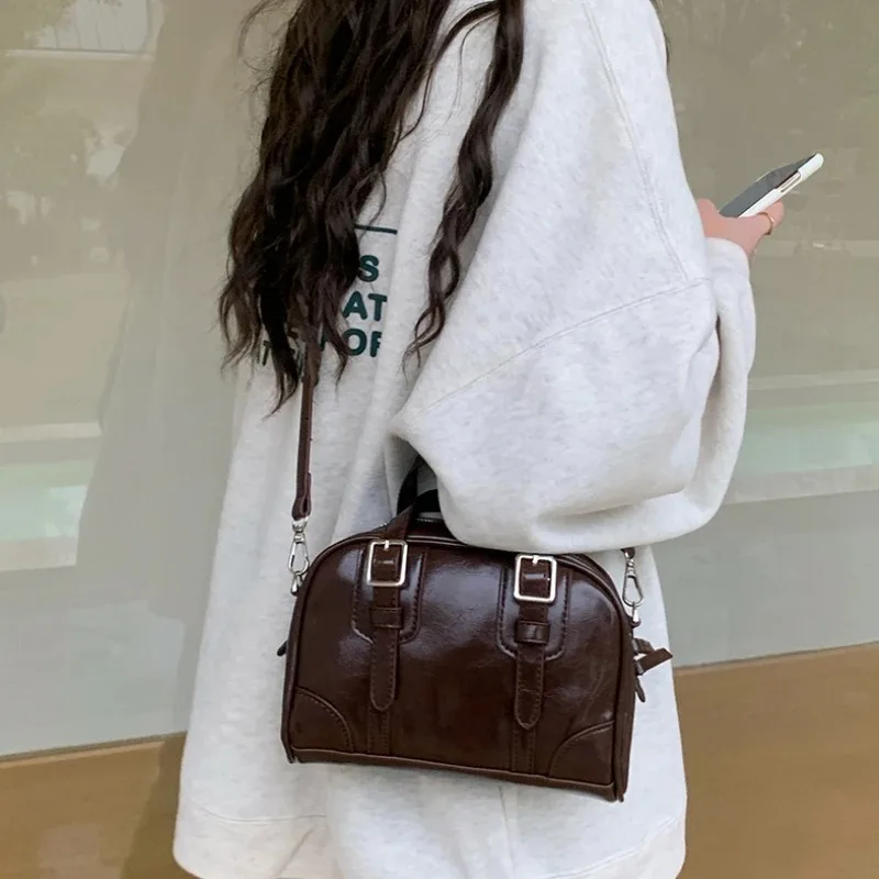 

Women's Niche Retro Black Handbag Solid Color Women's Shoulder Bag Fashionable Patent Leather Women's Bowling Bag Simple Design