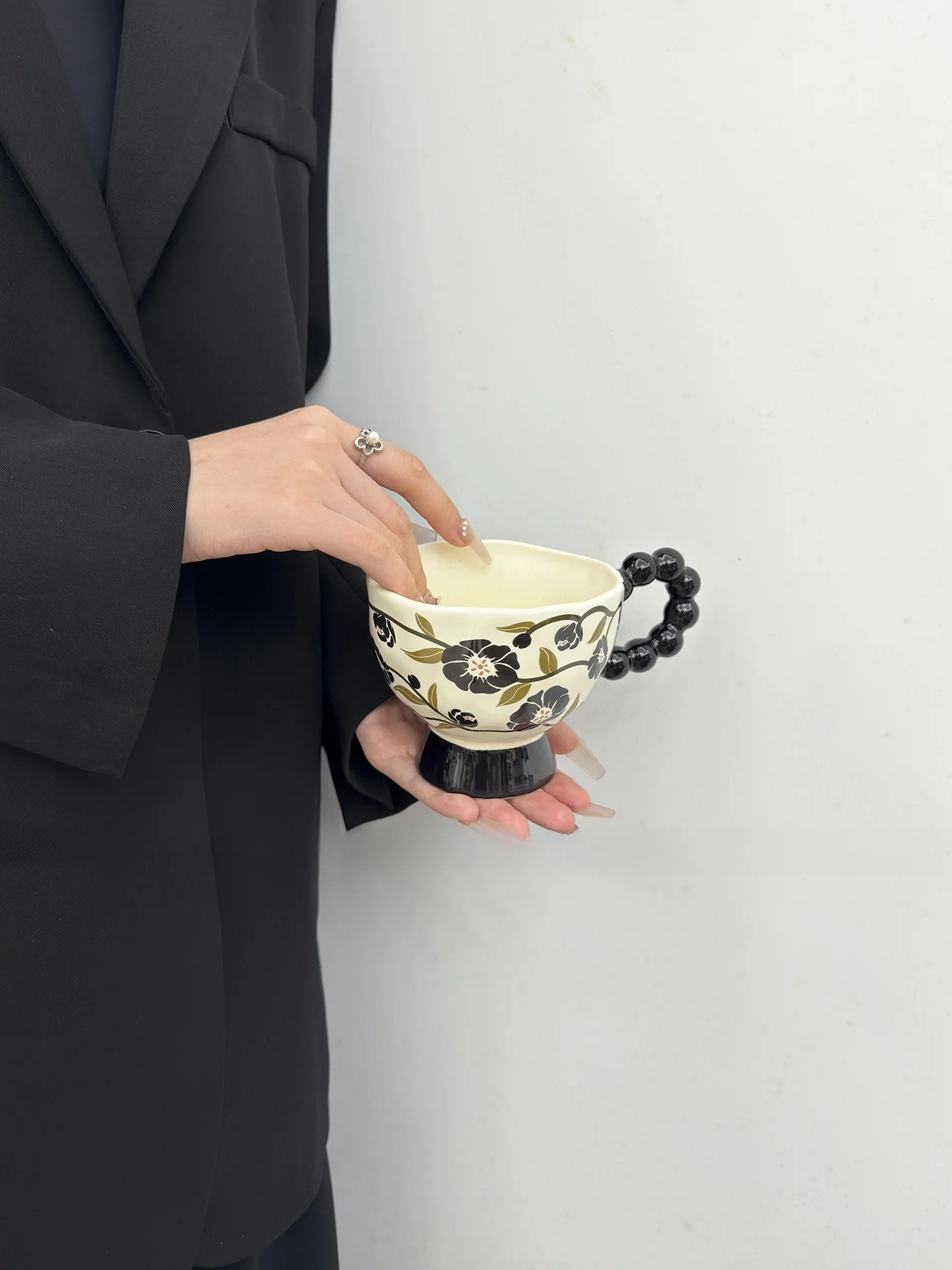 

Современная ретро-кофейная чашка с ручкой, на высокой ножке, оранжево-белый дизайн, простой стиль, для взрослых, в подарочной упаковке