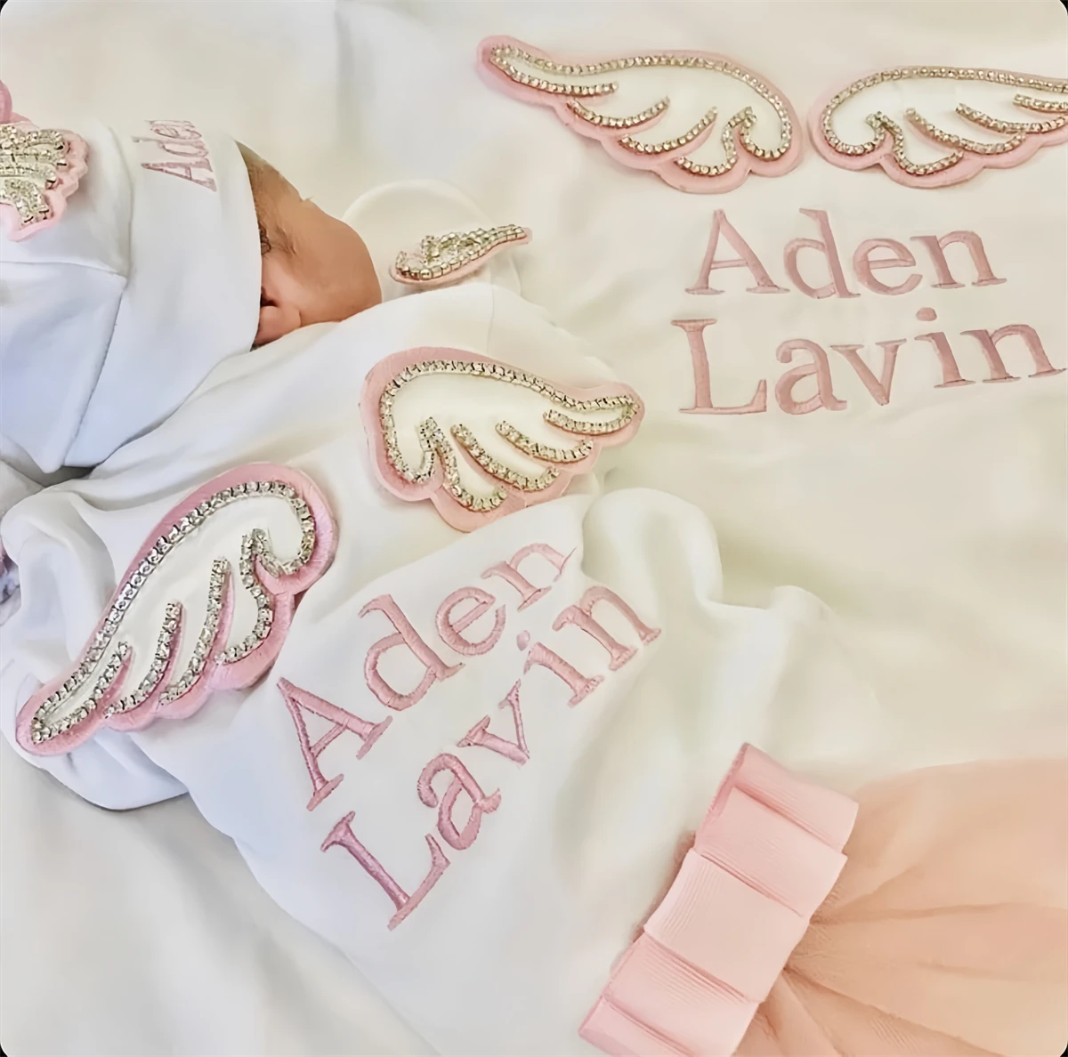 

Dollbling 5pcs Wings Outfits Any Name Personalized Sweetwood Embroidery Gift Set Baby Pajamas Hat Welcome Home Ceremonial dress