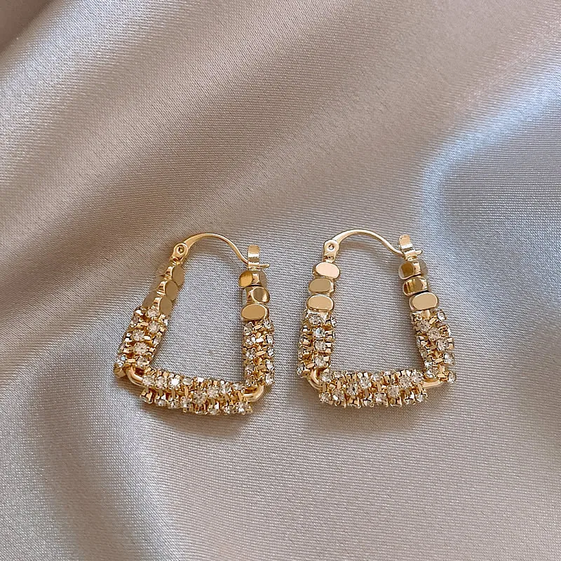Neujahrsdesign: Geometrische, unregelmäßige Micro-Set-Zirkon-Metallohrringe, luxuriöse Ohraccessoires für Frauen im Jahr 2025, Modeschmuck – Detail 8