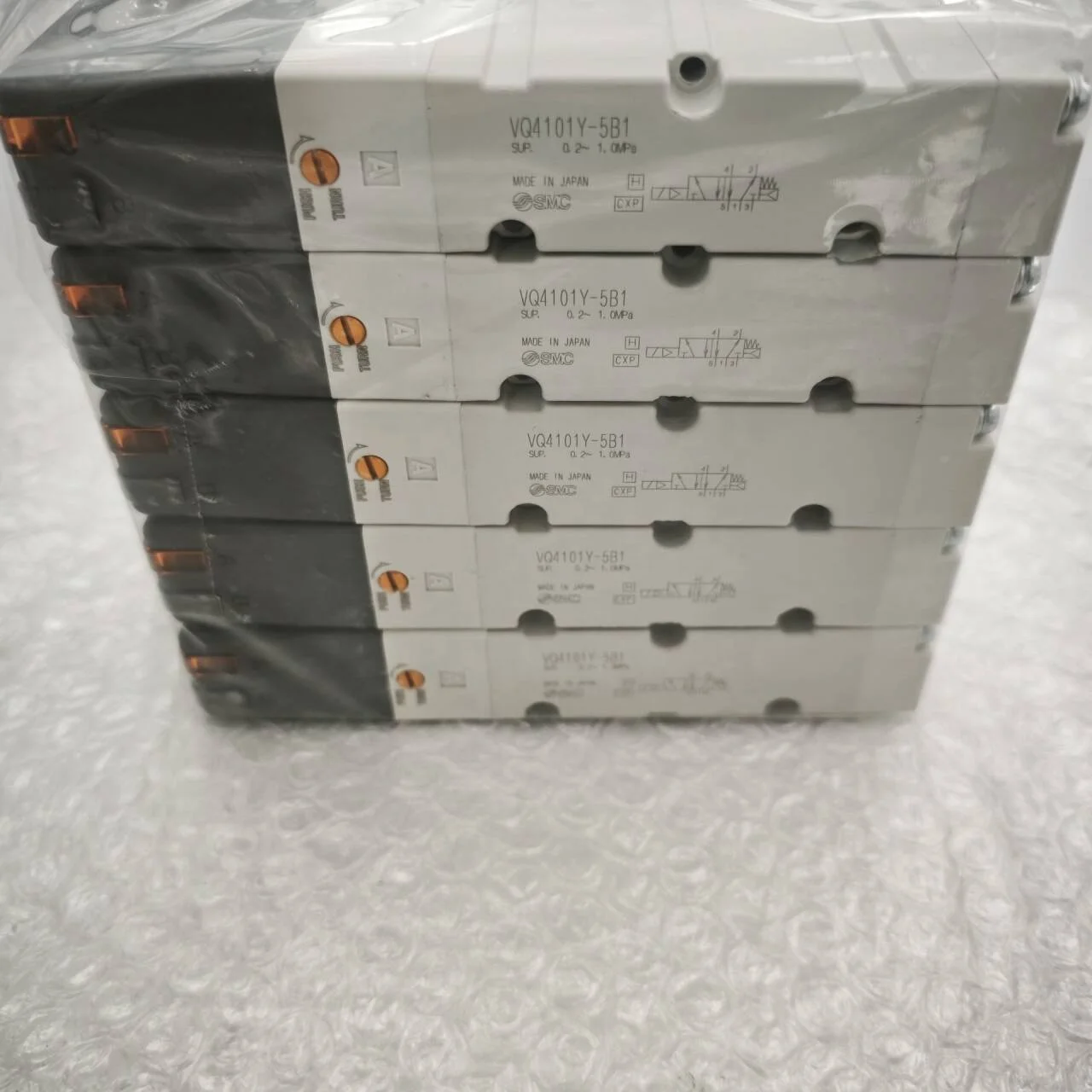 الأصلي SMC حقيقية قاعدة لوحة الأنابيب الملف اللولبي صمام VQ4101Y-5B1 المكونات في صمام الملف اللولبي