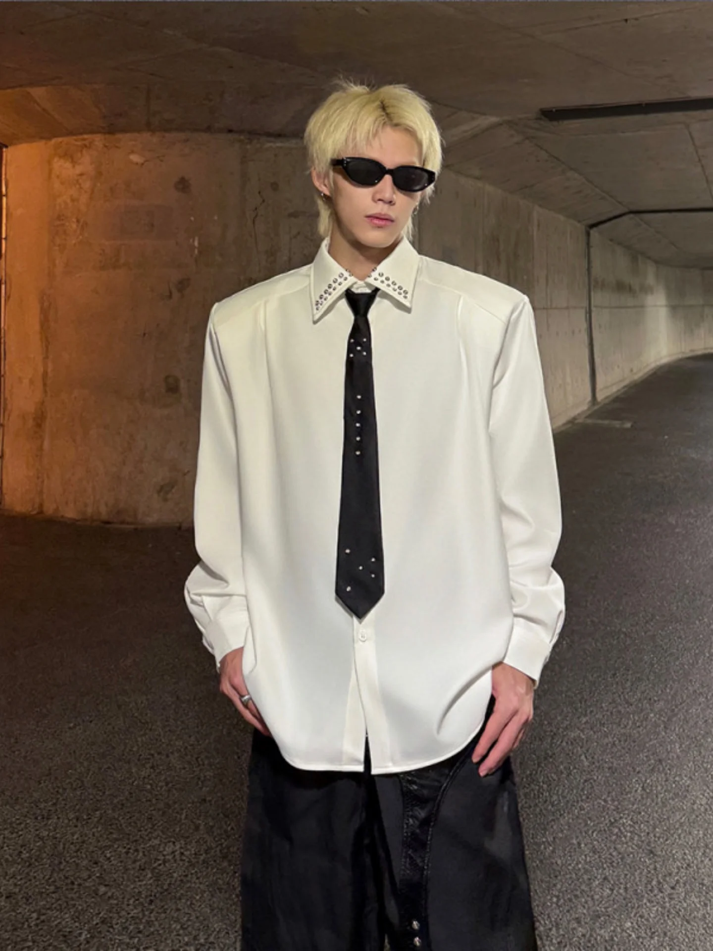 

White Shoulder Pad Shirt Men's Design Sense Rivet Long Sleeve Upper Body Autumn High-End Light Luxury Style Handsome Coat