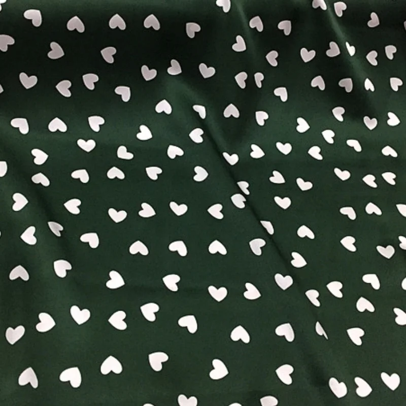 

1 метр, 100% шелковый шелк, шелковая ткань Momme Charmeuse, темно-зеленые сердечки, с принтом 138 см, ширина 54 дюйма, по дворам, XL314