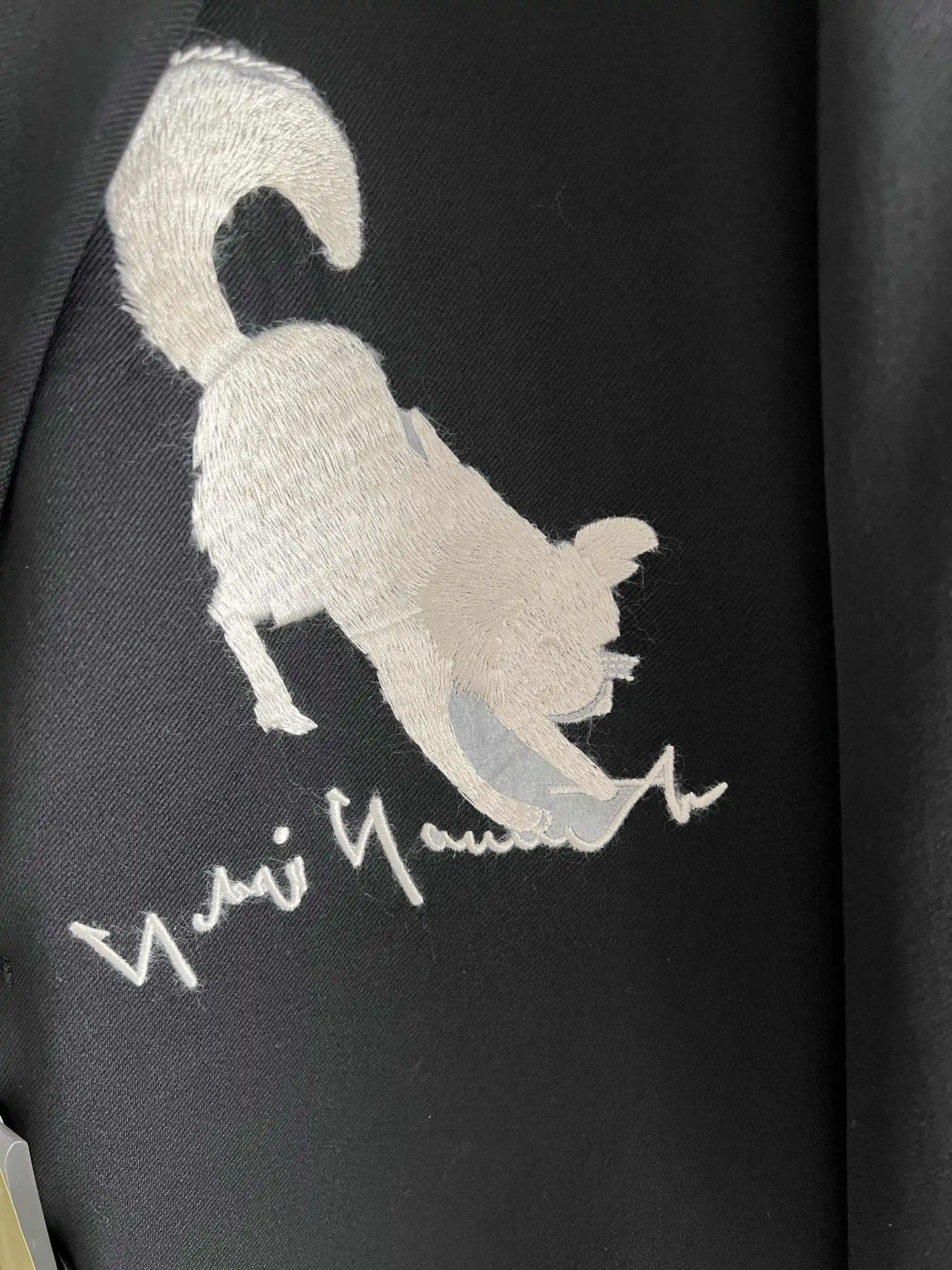 TOP-YAMAMOTO's original design and embroidery suit features embroidery on the chest