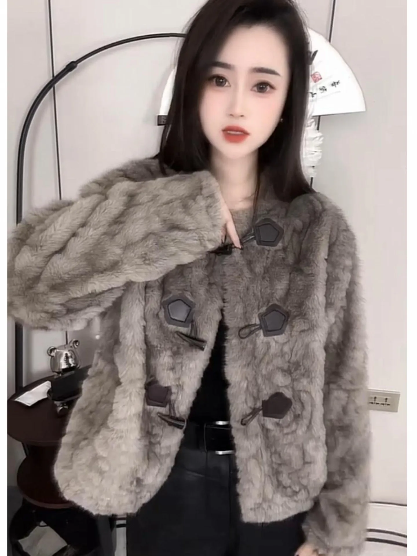 Jaqueta Feminina de Pele Sintética de Cordeiro com Botões de Chifre, Couro e Pele, Agasalho Quente para Outono e Inverno