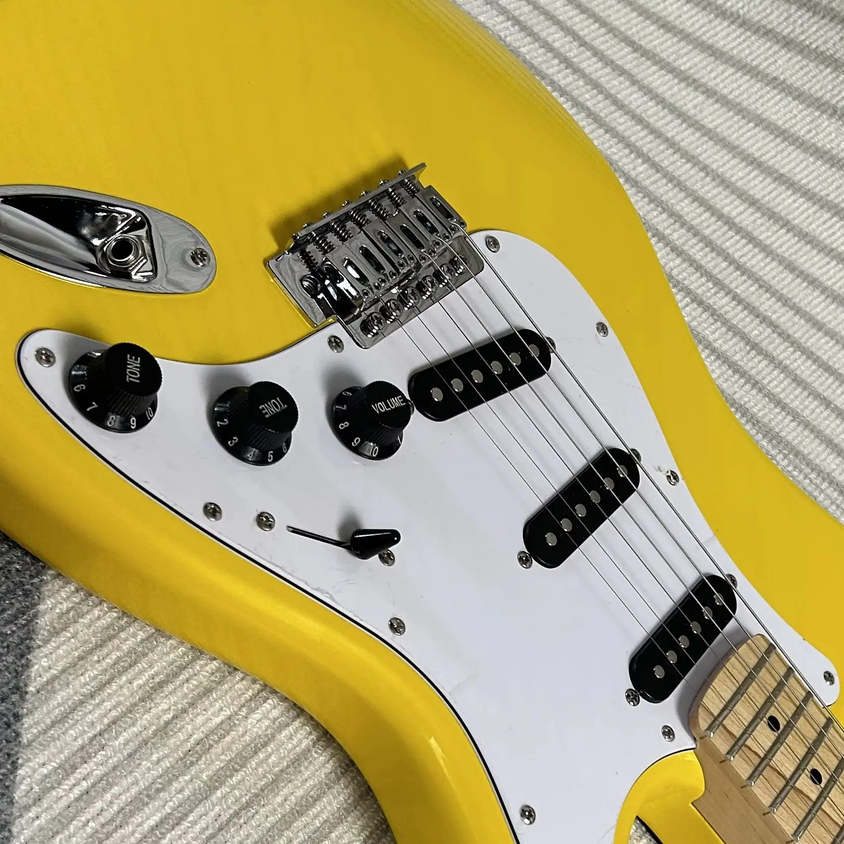 Hot Sale FST Yellow Electric Guitars Maple Fretboard Mahogany Body