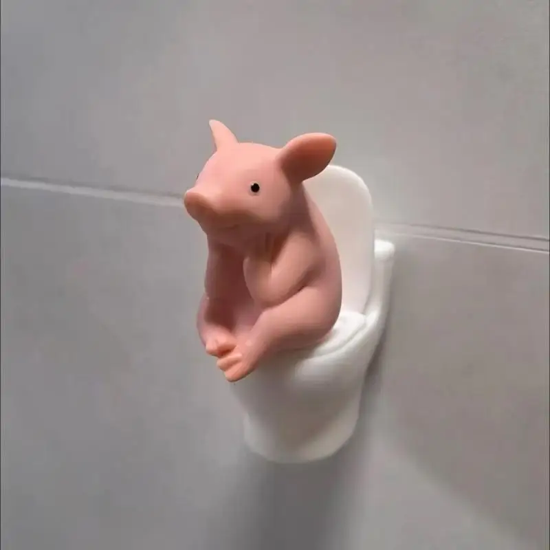 Niedliches Schwein, das auf der Toilette sitzt – PVC-Badezimmerfigur, Tisch- oder Wanddekoration – Geschenk zum Vatertag für Zuhause und Büro, 1 Stück. – Detail 3