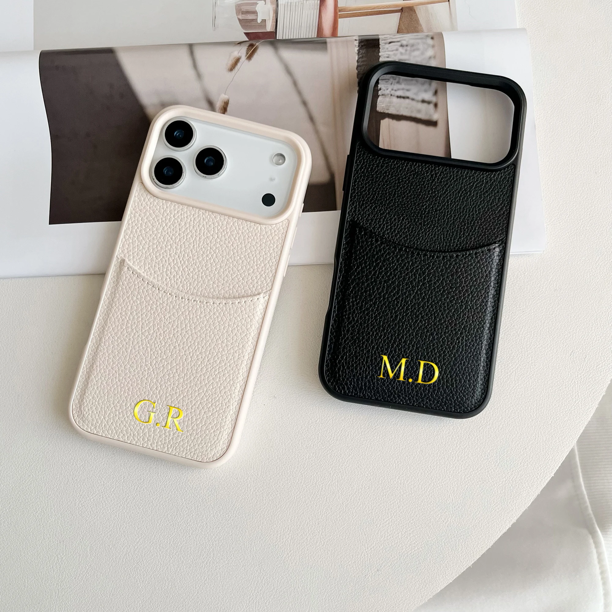 Personalisierte Kartenhülle mit Namensaufdruck für iPhone 12 13 14 15 16 17 18 Pro Max Plus Air aus Kunstleder mit Goldfolienprägung – Detail 2