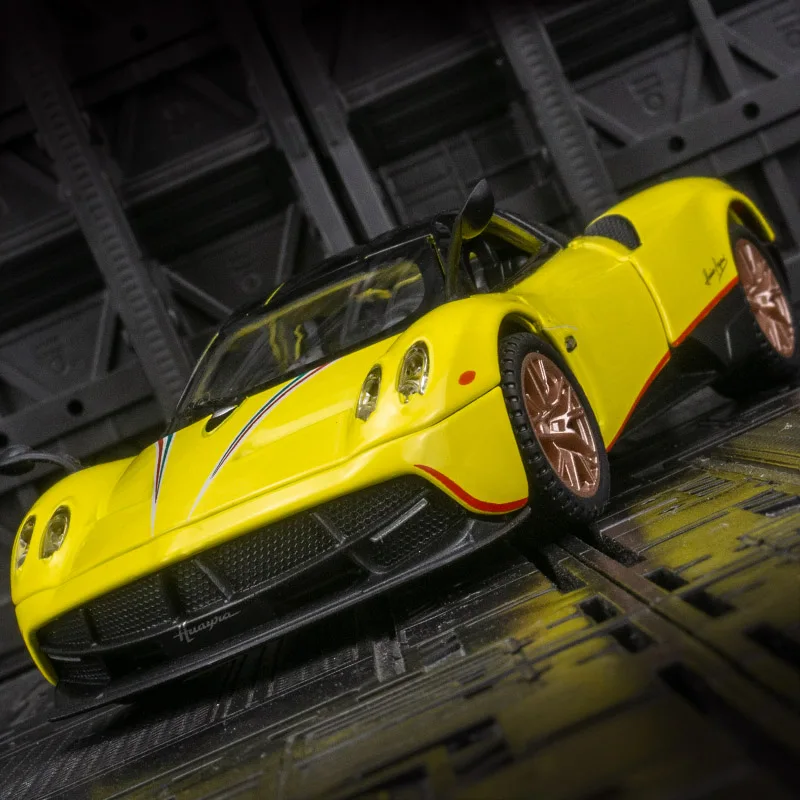 

1:32 Pagani Huayra, модель суперкара из сплава, коллекция украшений автомобиля, двери можно открыть и отскок, детская игрушечная машина
