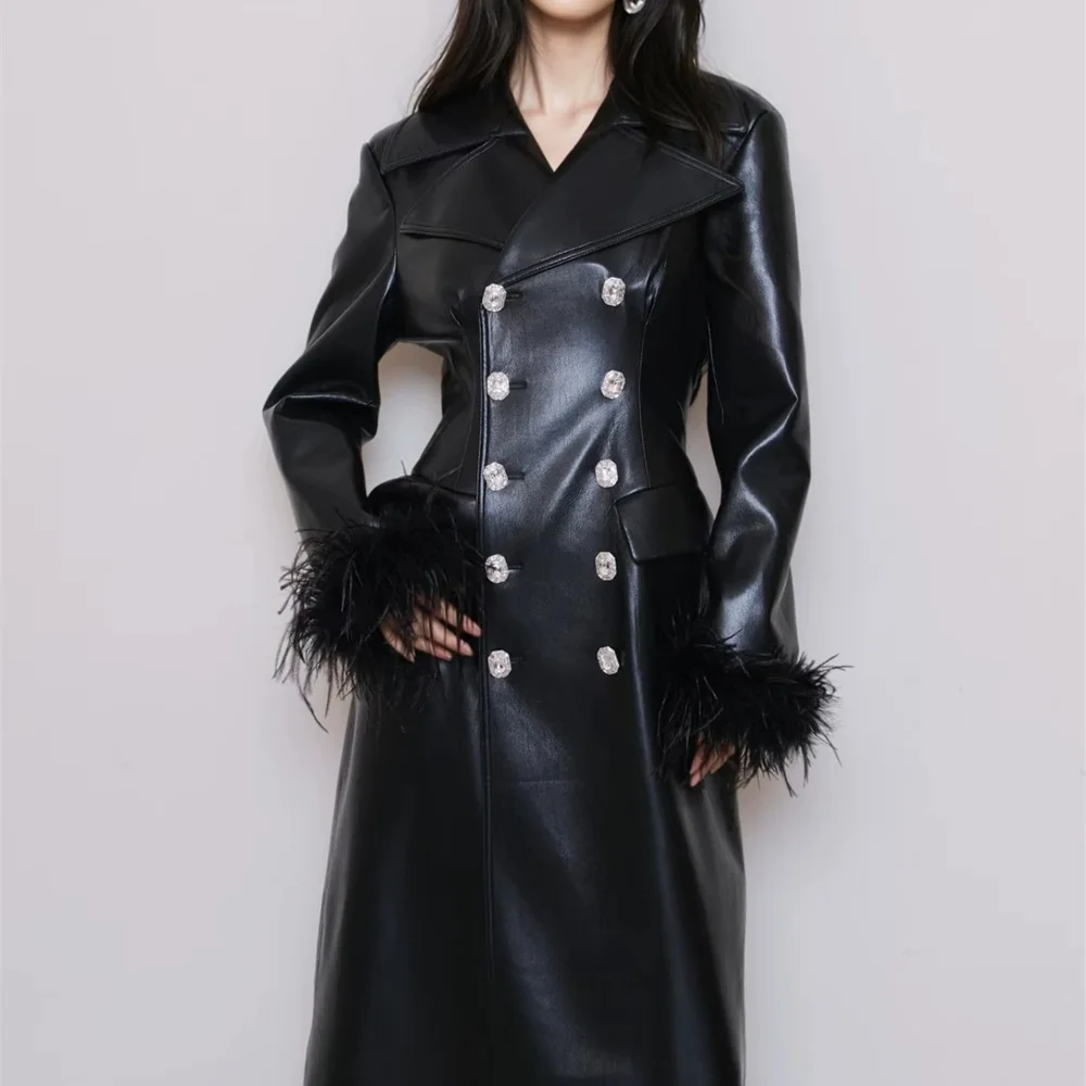 2025 Cappotto invernale in pelle da donna, design con nappe con diamanti e piume, giacca in pelle da donna, trench stile Y2K/reggiseno capispalla