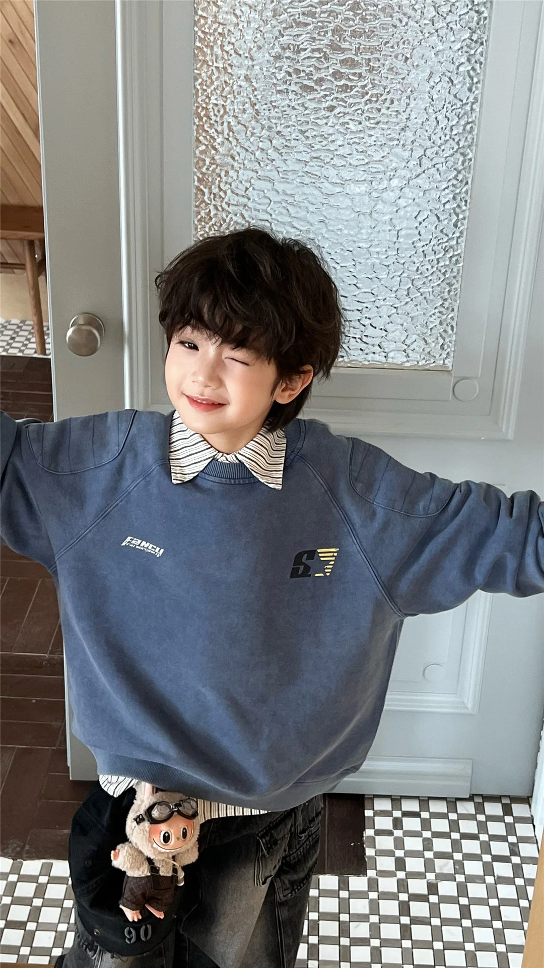 

2025 Autumn children's long-sleeved sweatshirt with shoulder patch retro color loose and stylish for boys and girls