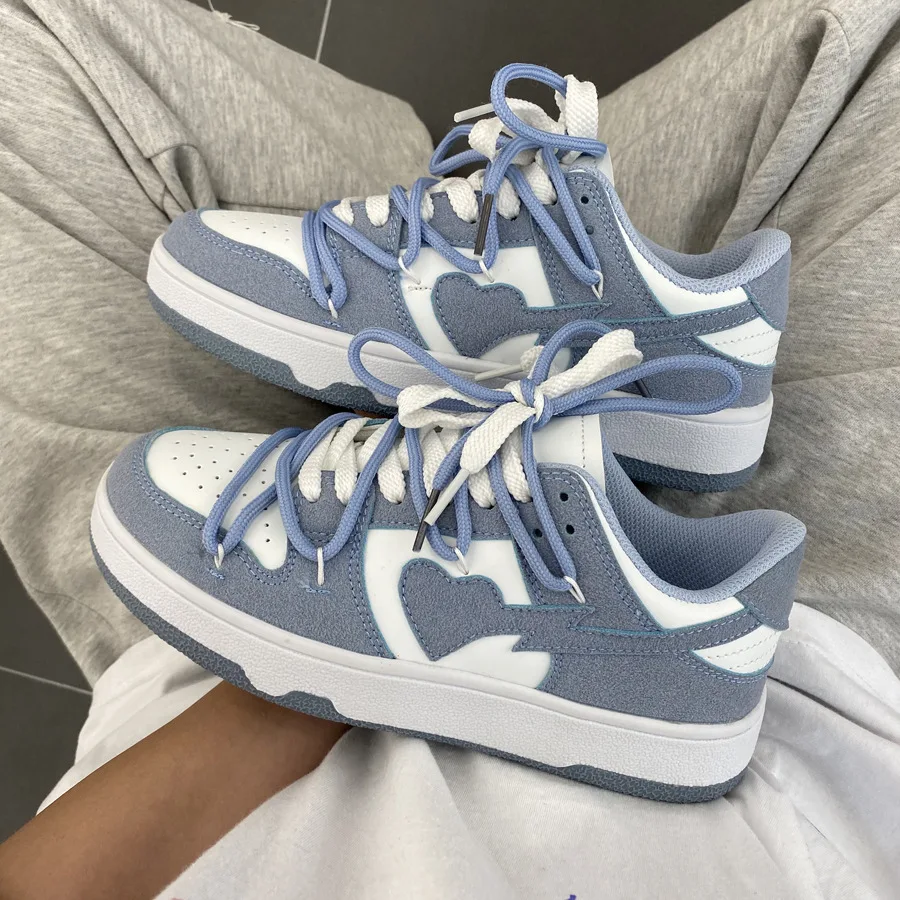 Zapatillas de deporte informales azules para mujer, zapatos blancos con cordones, moda de corazón femenino, novedad de verano