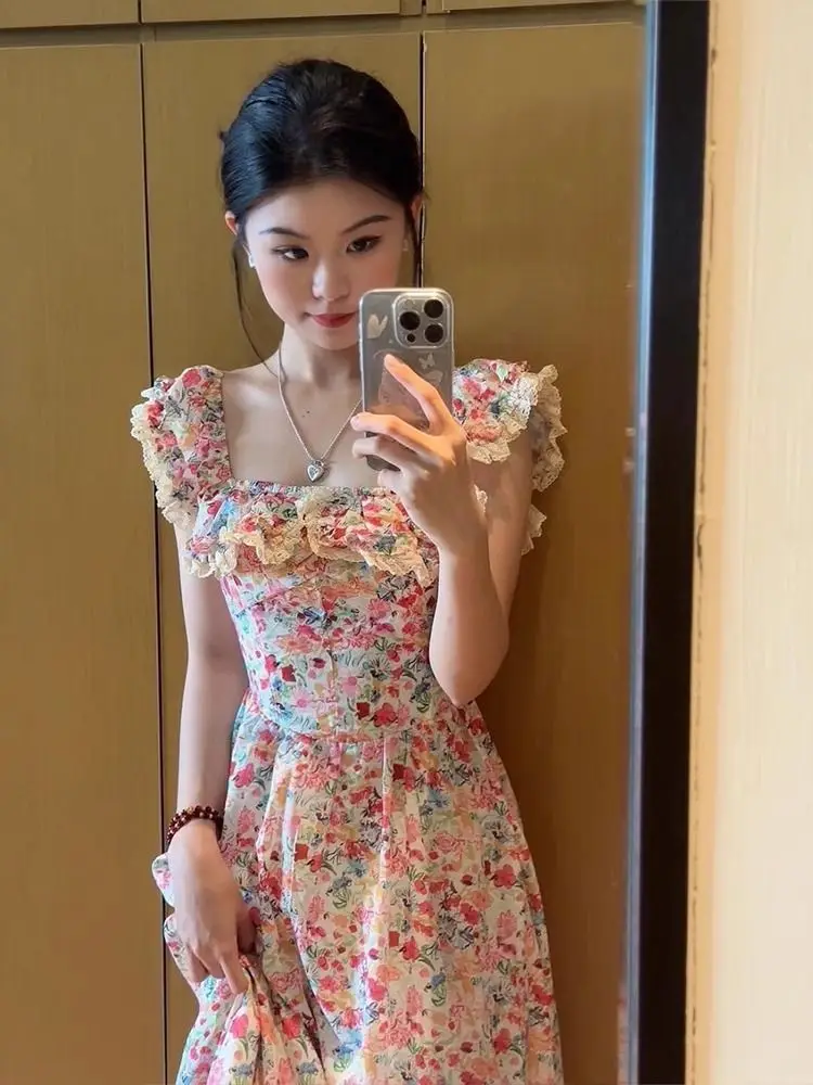 

Платье в стиле пляжного отдыха, летнее, во французском стиле, нежное и шикарное, с маленькими рукавами-крылышками, длинное платье с цветочным принтом, подчеркивающее талию.