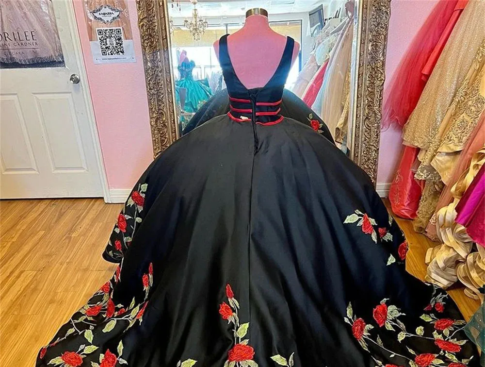 Черные платья Charro Quinceanera бальное платье с V-образным вырезом атласная Вышивка пышные милые платья 16 лет 15 лет мексиканские