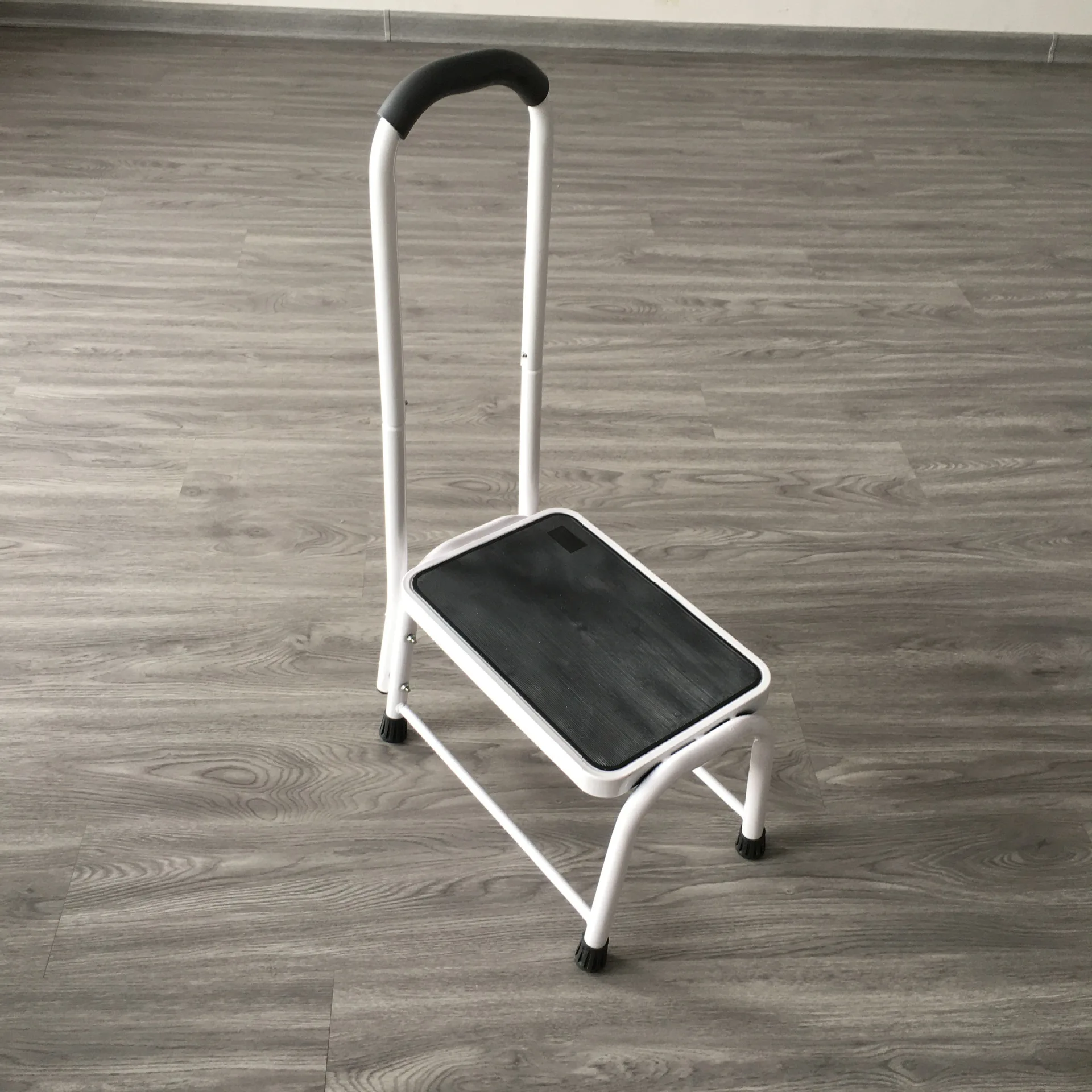 One step miniature step stool with armrests, geriatric stool, medical table, wide pedal, home