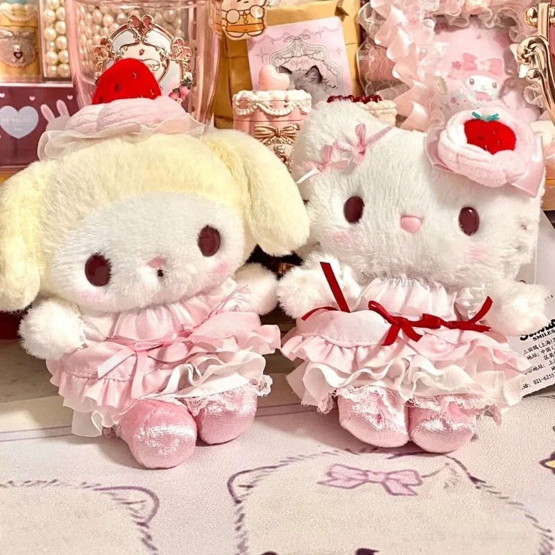 دمية محشوة على شكل كعكة الفراولة من سانريو، قلادة على شكل هيلو كيتي بفراولة بيضاء، ألعاب حيوانات محشوة للتعليق