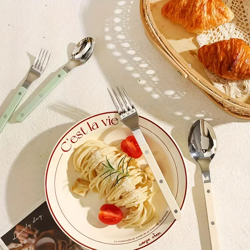 

Набор столовых приборов премиум-класса из нержавеющей стали для элегантного обеденного опыта. Стильный и прочный набор столовой посуды для вечеринок ужина.