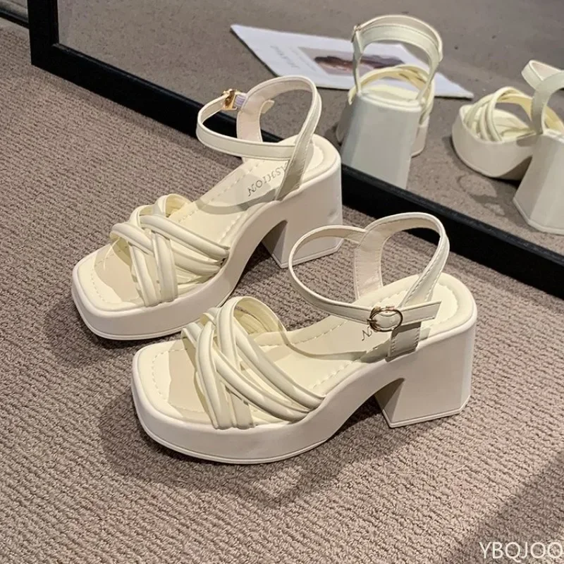 Neue Damen-Sandalen mit dicker Sohle und hohem Absatz, Schnallenverschluss und Fischmaul-Design, ideal für den Strand und zu Röcken kombinierbar, Kollektion 2026 – Detail 13