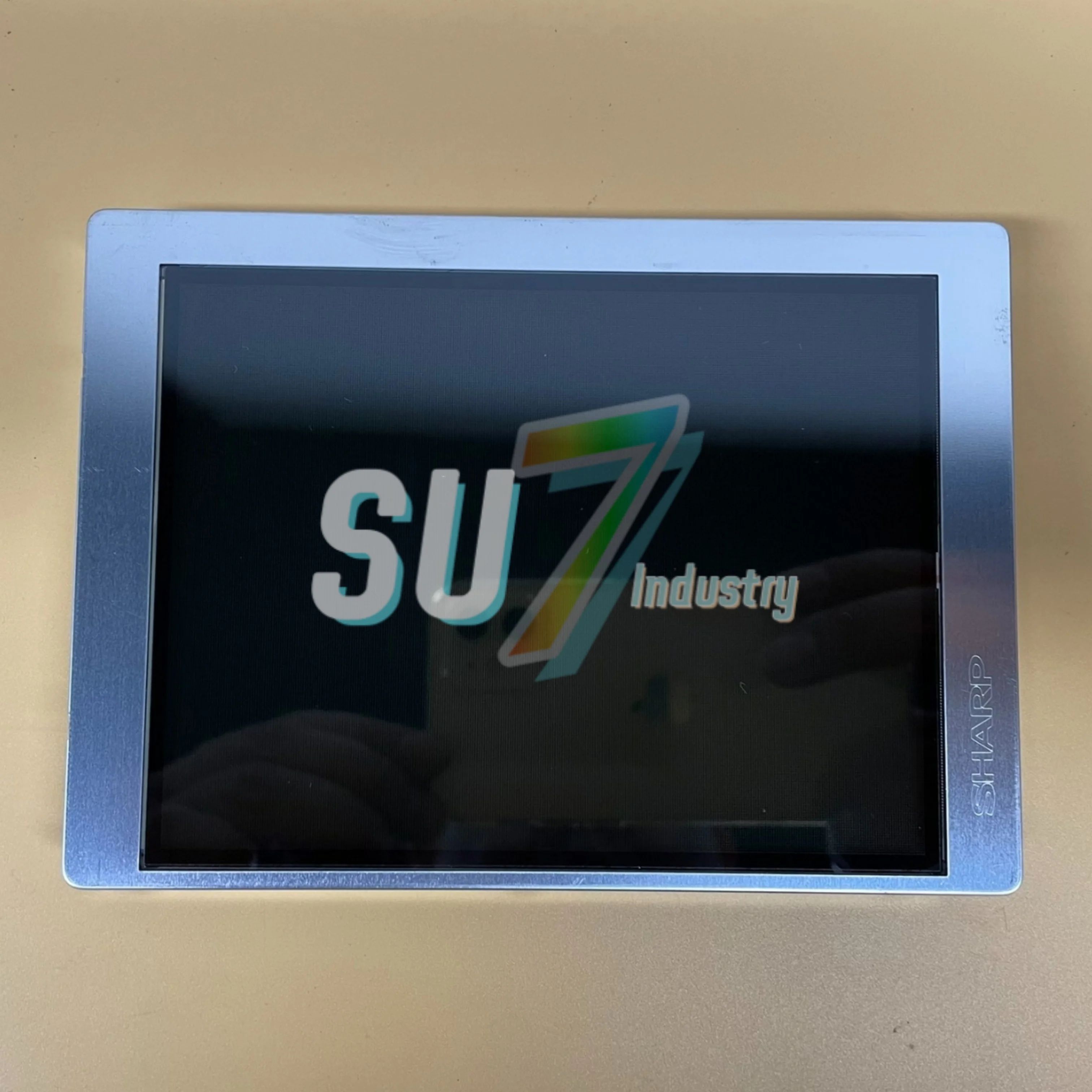 شاشة تعمل باللمس جديدة في الصندوق LQ057Q3DC12 LQ075V3DG01 LQ10D36A