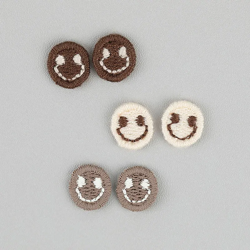 30 Stück Mini-runde Smile-Stickerei-Patches, Haarspangen, Schuhblumen, Hutdekorationen, Kleidungszubehör für personalisierten Stil – Detail 4