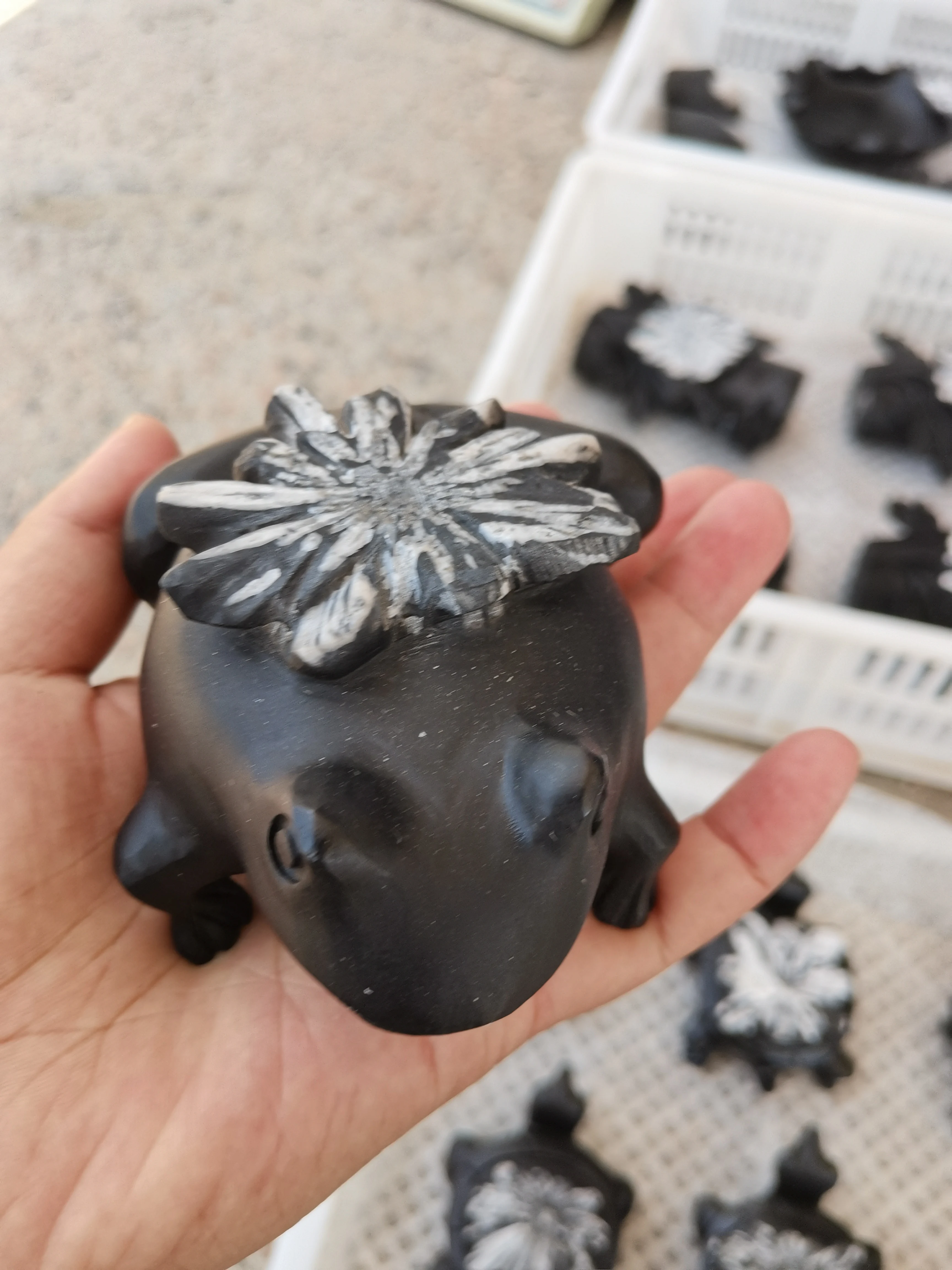 

Frog Statue Natural Chrysanthemum Stone Hand Carved Healing Crystal Crafts Aquarium Garden Home Decoration Gift