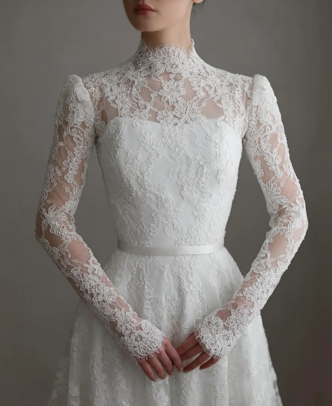 맞춤 제작된 흰색 레이스 클래식 웨딩드레스, 우아한 분위기의 몽환적인 지퍼 백 브라이덜 가운, 긴 소매와 하이 칼라 드레스