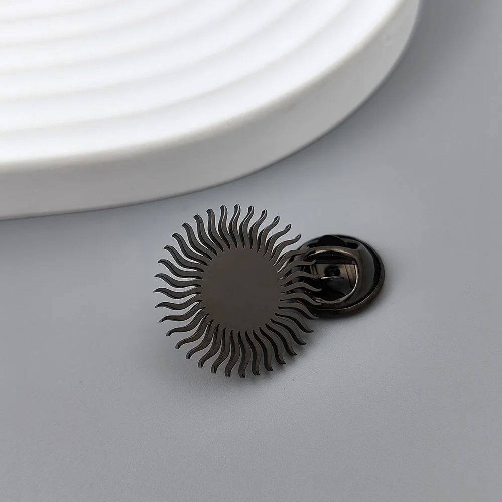 316L stainless steel sunflower gold-plated badge, black suit lapel pin, anti-exposure button for women, brooch for men