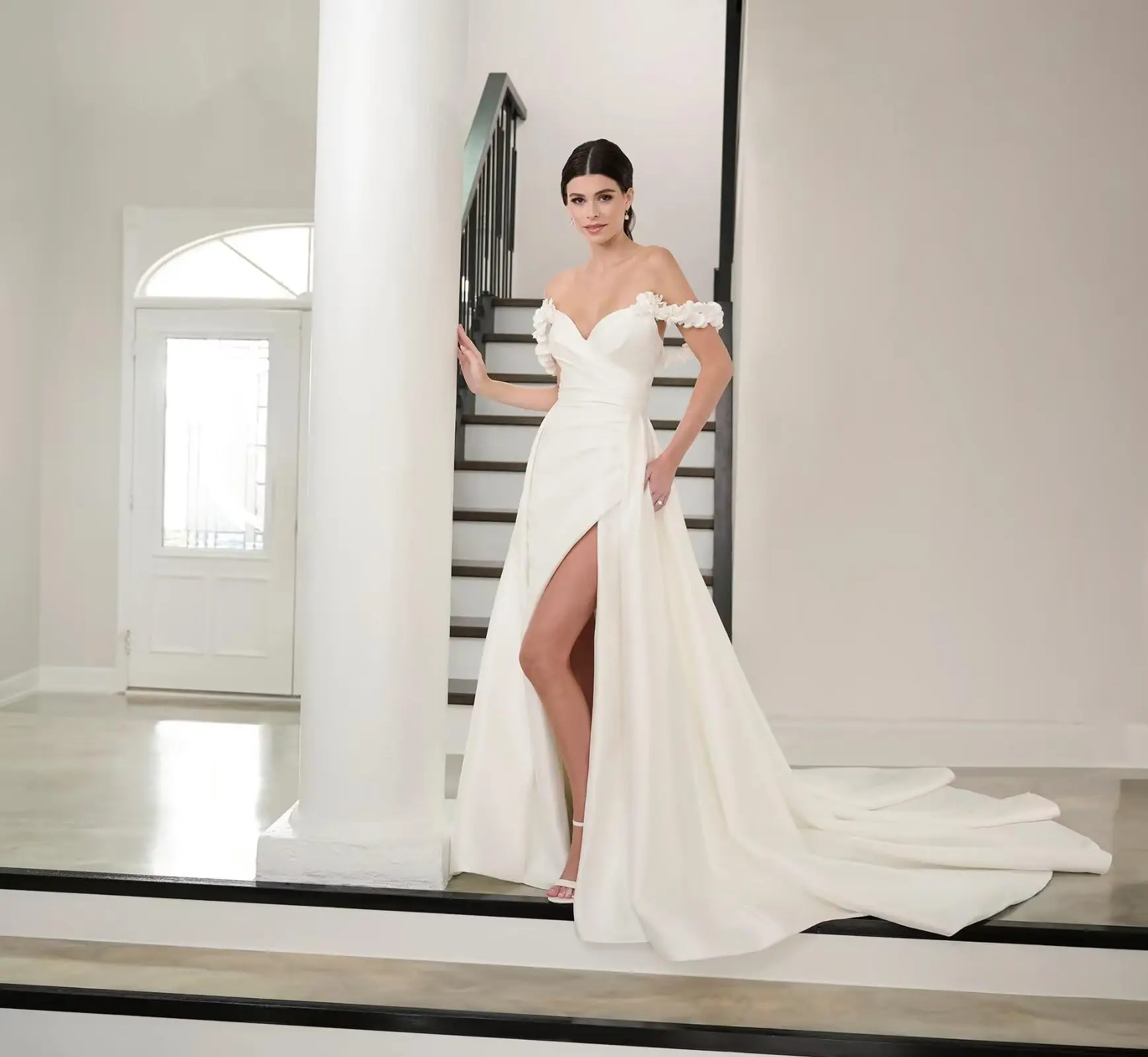 

Beach Wedding Dresses for Bride Fall V-Neck Modest Satin 3D Flowers Elegant Boho Beach Bridal Gown