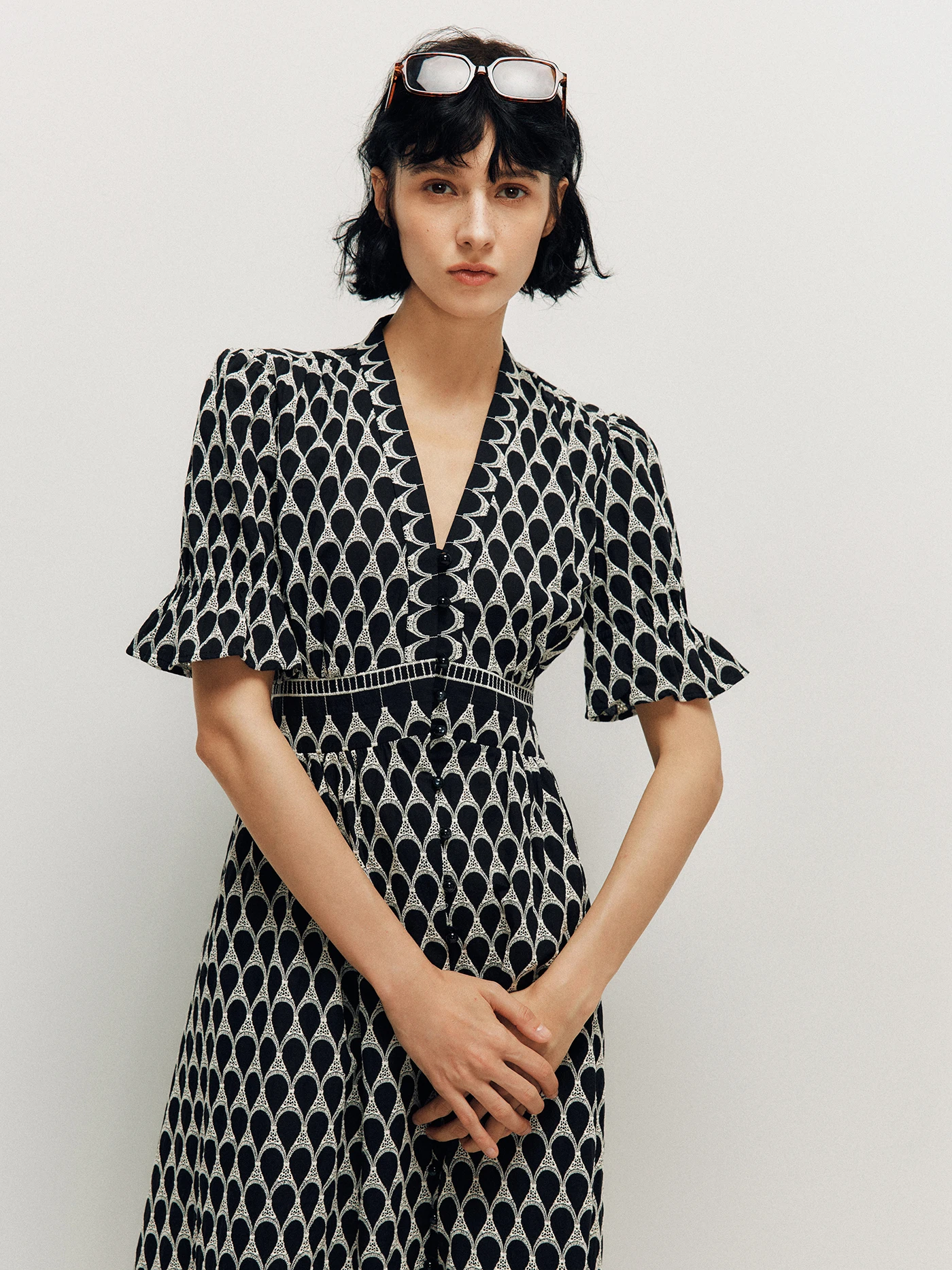 Black White Waterdrop Embroidery Dress V-neck Bubble Sleeve Drawstring Waist Tea Break Dress French Style High Waist Cotton S...