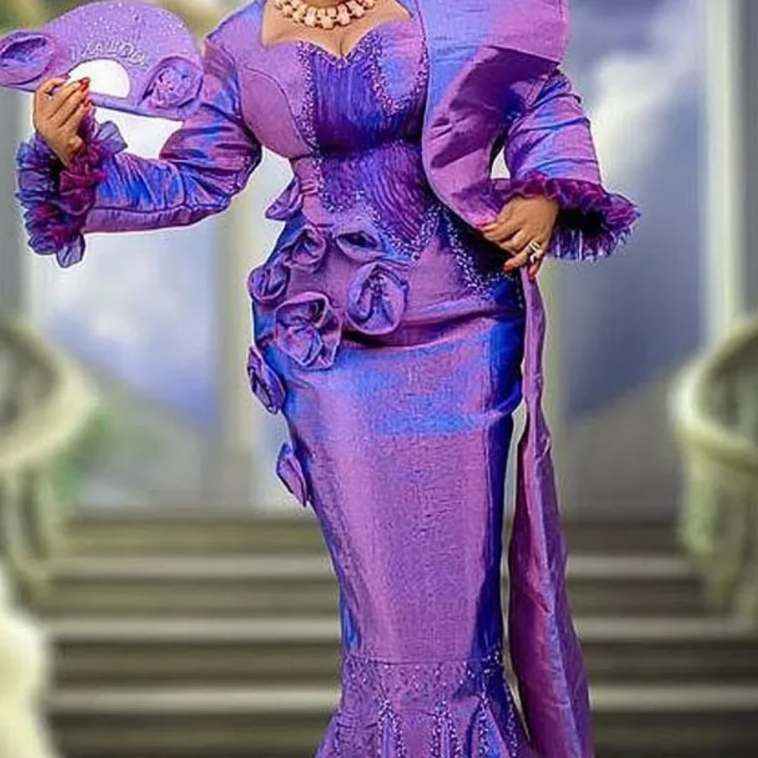 فستان حفلة موسيقية بأكمام طويلة وطيات من الخرز الأرجواني فساتين سهرة نيجيرية مع زهور مصنوعة يدويًا فساتين زفاف الضيوف مصنوعة حسب الطلب