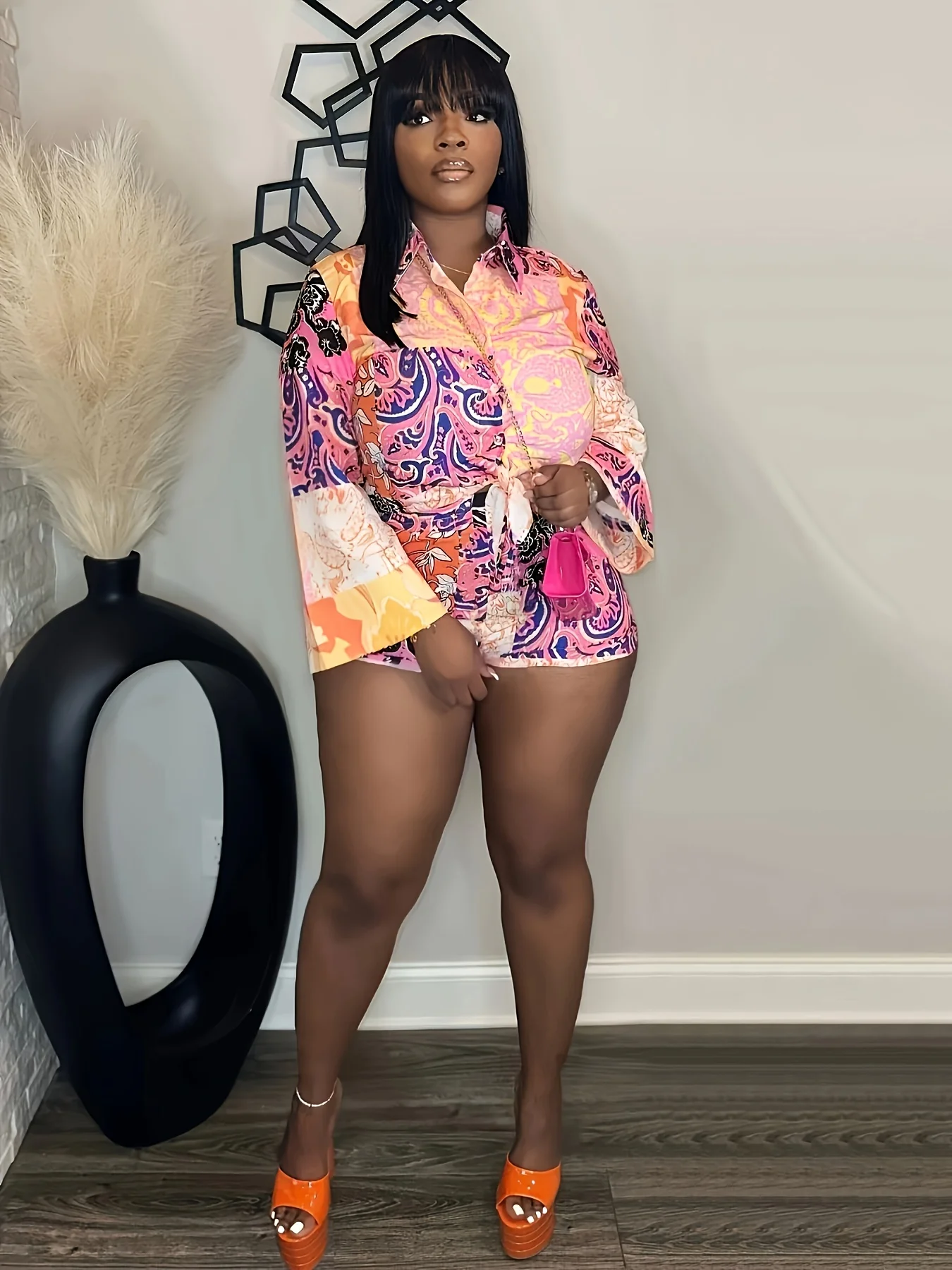 

Особенности рисунка пейсли, с блестящими цветами и художественным - чувство узора. Это конструкция воротника рубашки, добавляющая nea