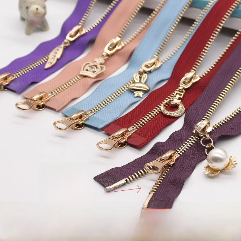 

Молния металлическая №5, двойная, двусторонняя, с длинным разъёмным элементом, с серебристыми зубцами и золотым концом, для пуховиков и хлопковых курток