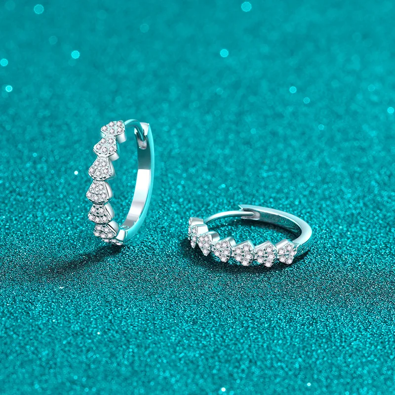 

0,35 карата D Цвет Муассанит S925 Серебряные серьги-кольца для женщин с покрытием Pt950 Сердцеобразный узор Ушные петли Подарочные ювелирные изделия оптом