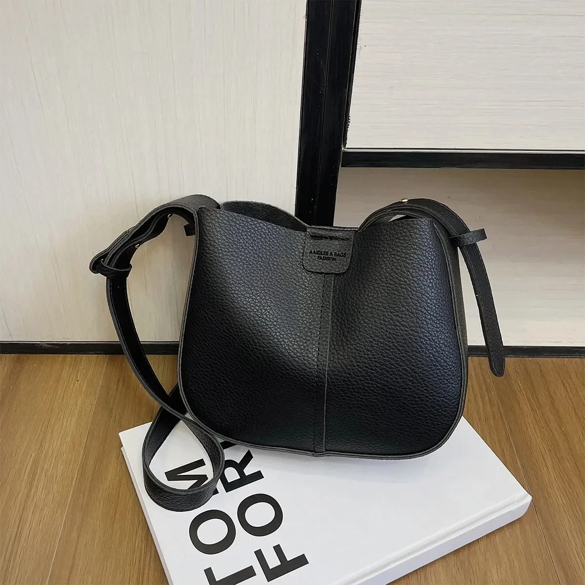 

Womens minimalist shoulder bag large capacity PU leather magnetic cross body used for daily commutingshopping 250320