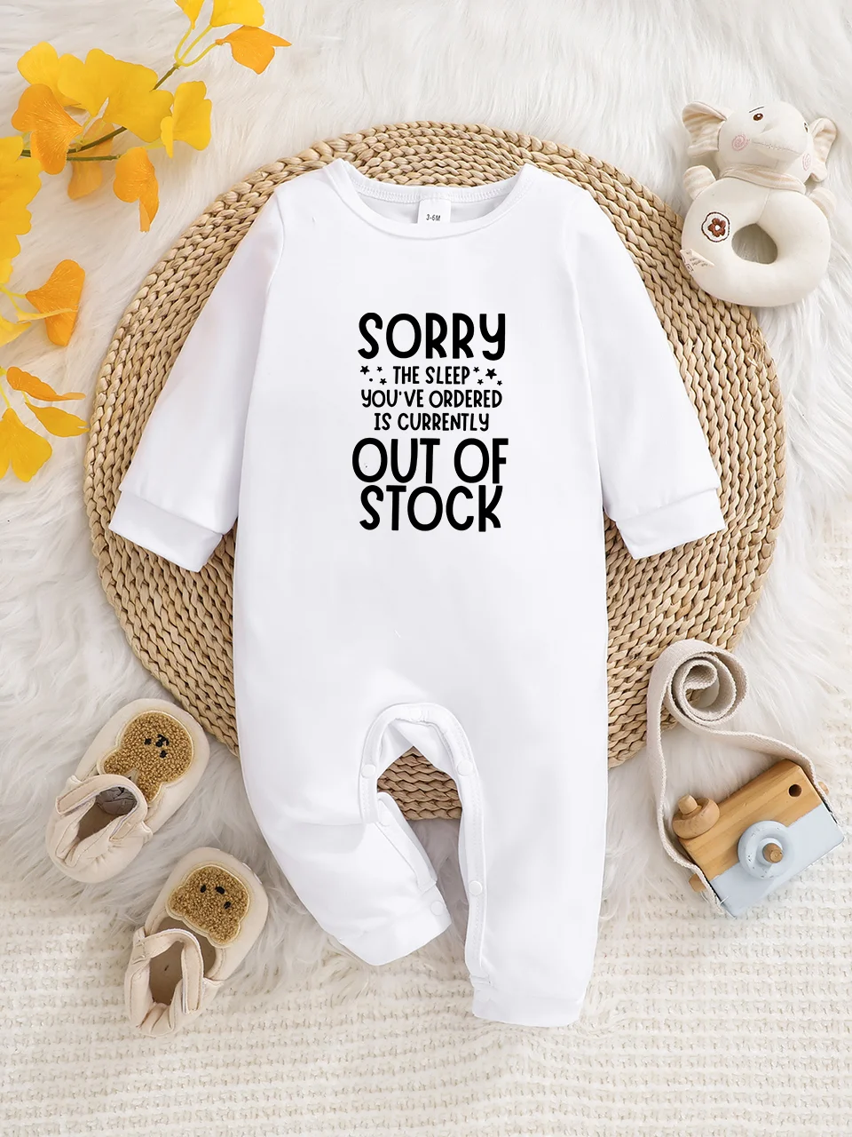 

Baby long-sleeved crawling romper, fun letter print, button design, easy to care for, suitable for new parents.