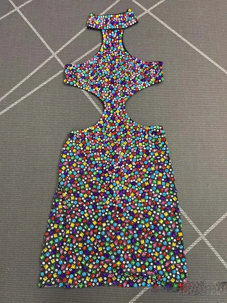 جودة عالية لامعة اللون الساخن الماس مثير معلقة الرقبة فستان بدون ظهر 2025 موضة جديدة مخصصة الملابس النسائية